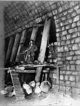 Кладка стенки при строительстве тоннеля